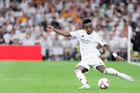 错失良机!科纳特禁区内手球送点,克拉马里奇主罚被迈尼昂扑出.